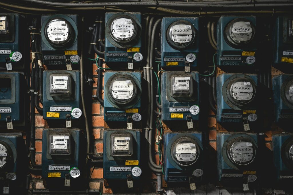 Smart Meter Pflicht: mehrere Stromzähler gestapelt in einem Technikraum