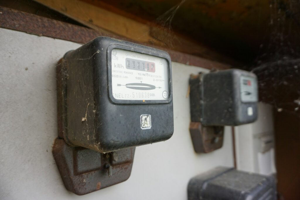 Smart Meter Pflicht: zwei alte Stromzähler an einer Wand