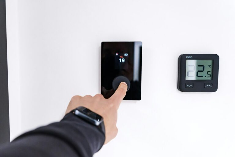 Smarte Thermostate: elektronisches Heizkörperthermostat mit Display am Heizkörper
