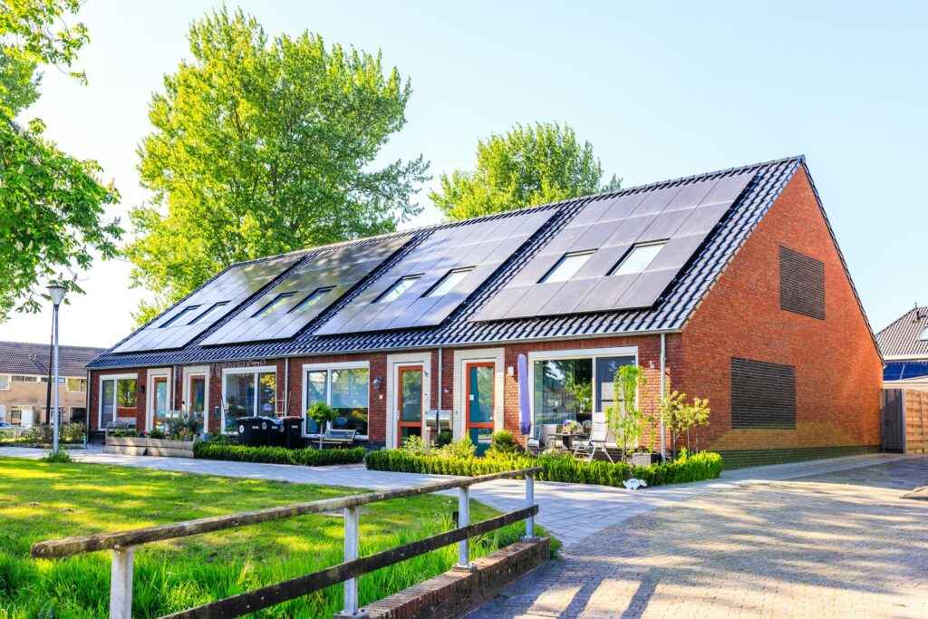 Stromspeicher nachrüsten: Einfamilienhaus mit vielen Solarmodulen auf dem Dach