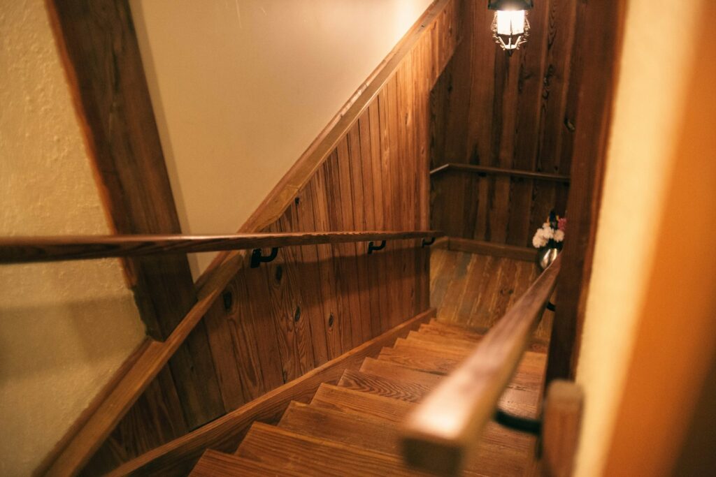 Treppe renovieren: Holztreppe mit Leuchte unter der Decke