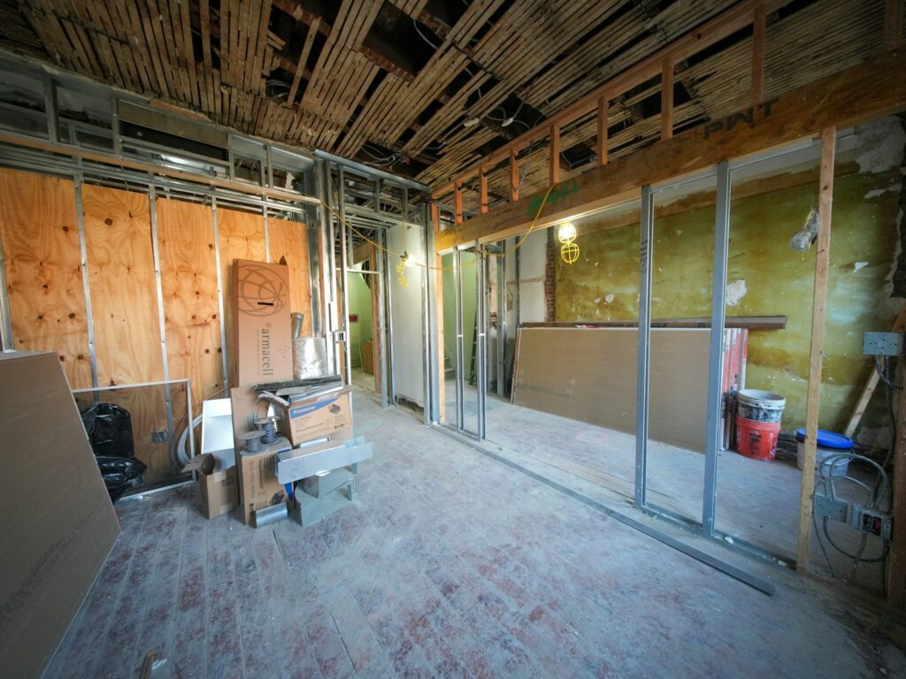 Trockenbauwand einziehen: Innenraum im Ausbau mit offenem Ständerwerk und Decke