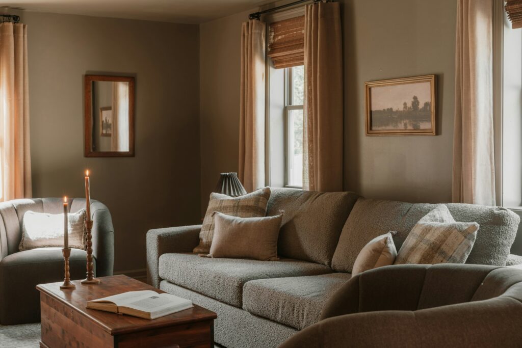 Gemütliches Wohnzimmer mit Sofa und Sessel