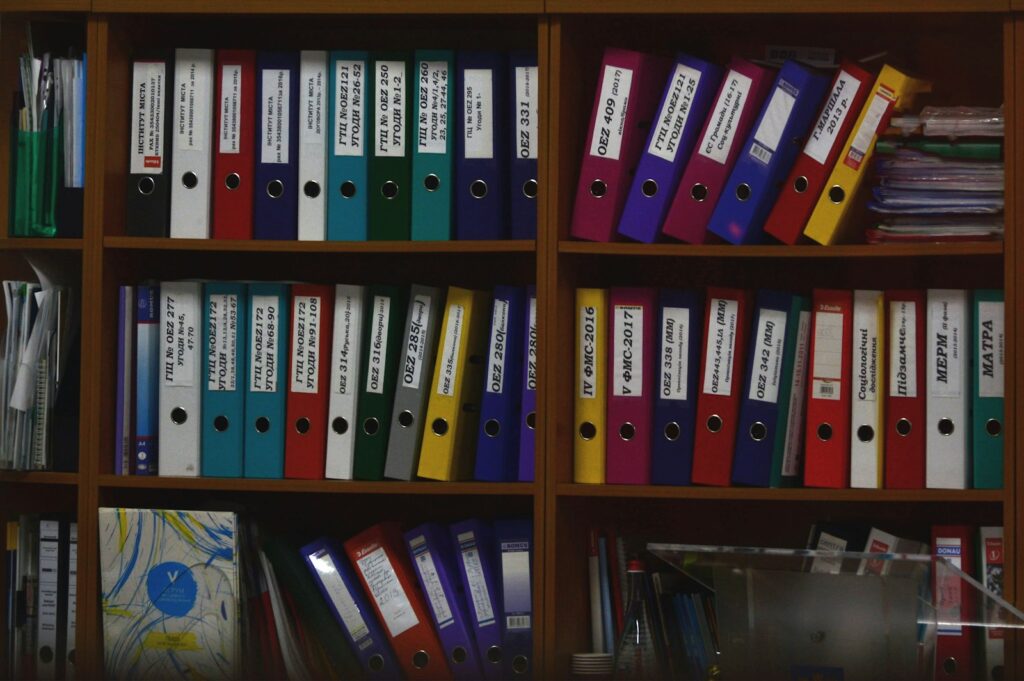 Umschreibung Grundbuch Todesfall: Aktenordner in einem Regal