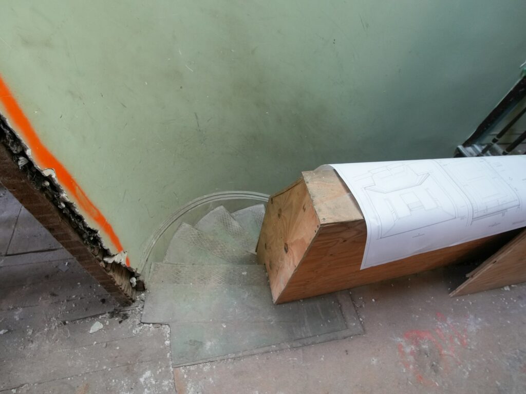Unterschied Sanierung Renovierung: Baumaterial und Bauschutt auf dem Boden während einer Sanierung