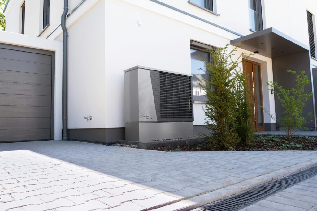 Wärmepumpe Altbau: Außeneinheit einer Luft-Wasser-Wärmepumpe an einem Wohnhaus