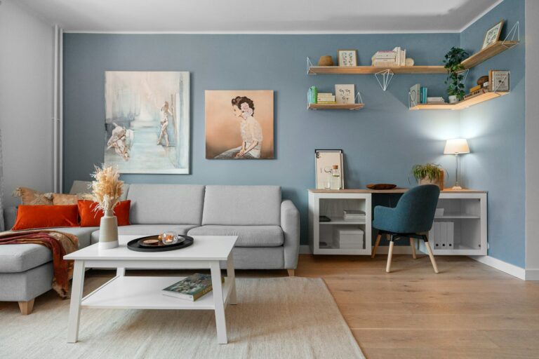 Wandgestaltung hinter Couch mit großem Gemälde im Wohnzimmer