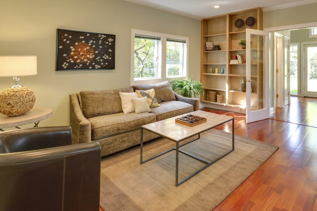 Wandgestaltung hinter Couch mit Holzregal und Sofa im Wohnzimmer
