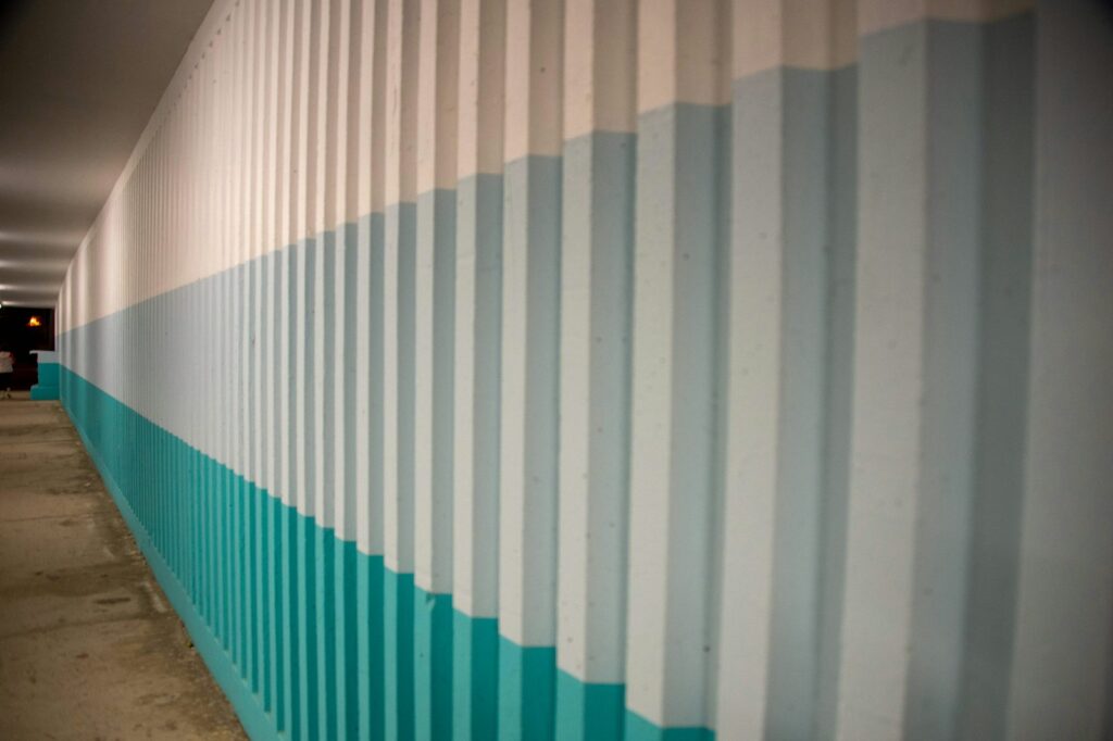 Wandgestaltung Streifen in Blau und Weiß als Beispiel für eine Akzentwand