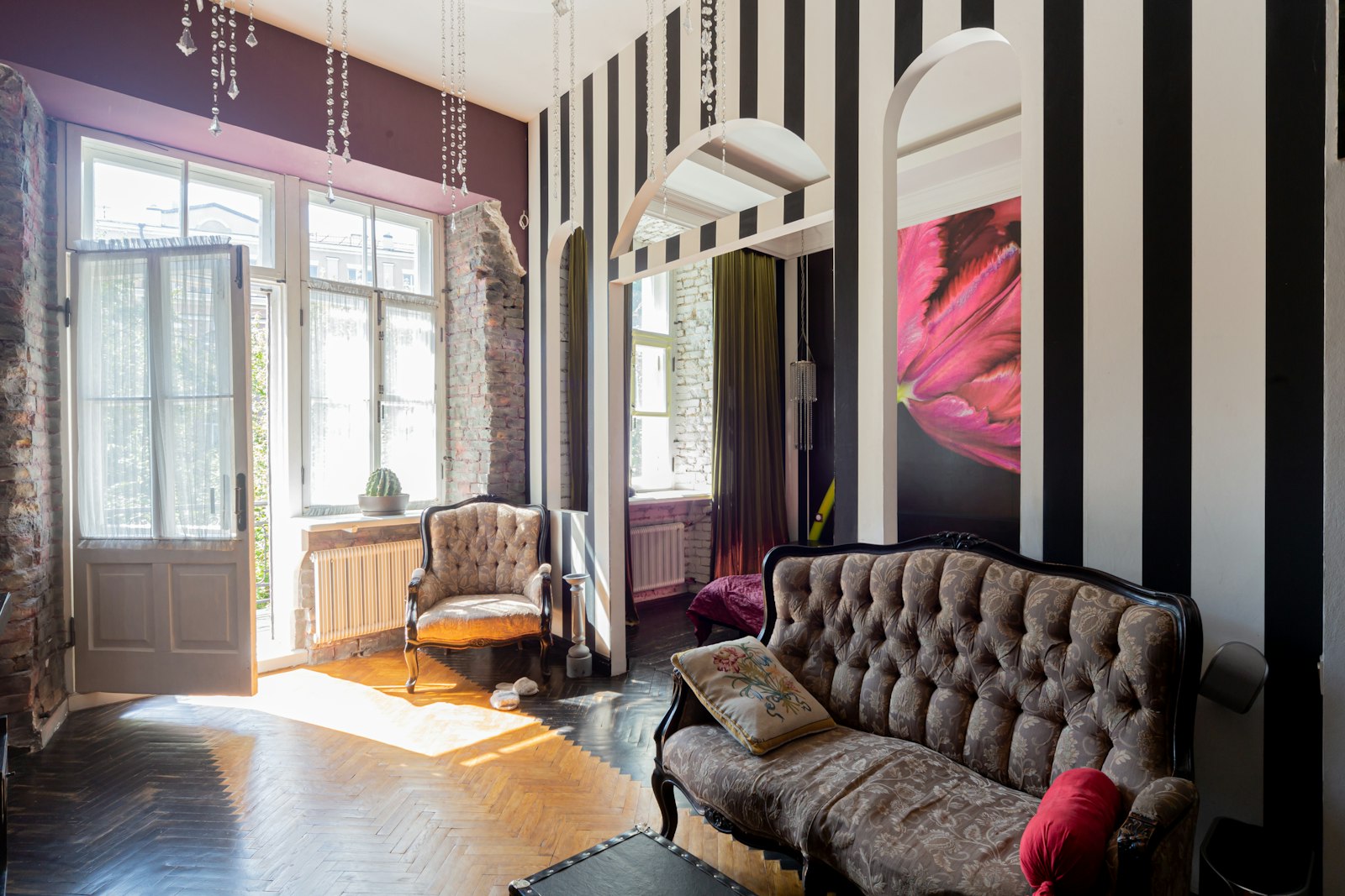 Wandgestaltung Streifen in einem Wohnzimmer mit gestreiften Wänden, Sofa und Möbeln