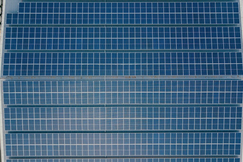 Was bringt ein Balkonkraftwerk: Nahaufnahme eines blauen Solarmoduls