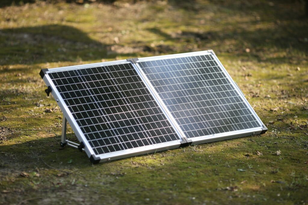 Was bringt ein Balkonkraftwerk: Solarmodul im Garten auf der Wiese