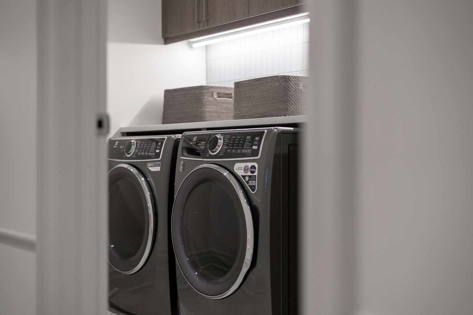 Waschmaschine reinigen: moderner Hauswirtschaftsraum mit Waschmaschine und Trockner