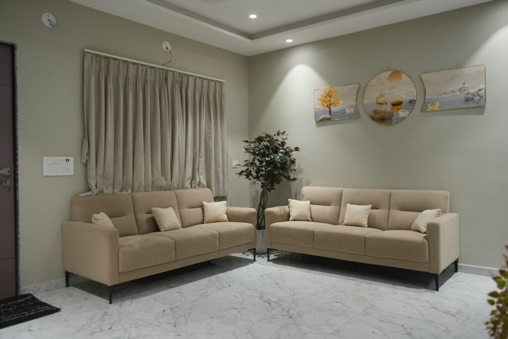 Welche Farbe passt zu Beige: zwei beige Sofas in einem modernen Wohnzimmer